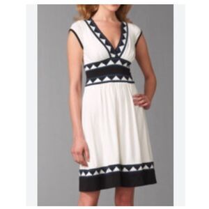 NWOT BCBGMAXAZRIA Black/Ivory Geometric Print Matte Jersey Knit Dress. Size Med.